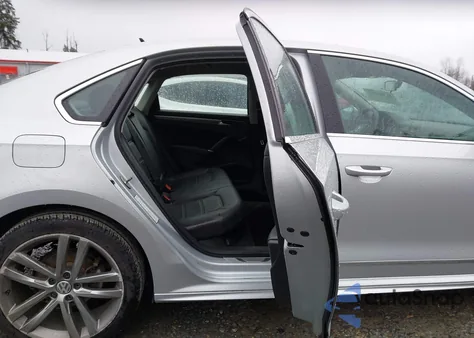 2016 Volkswagen Passat 1.8T R-Line из США, поврежденный, VIN 1VWAT7A32GC053222